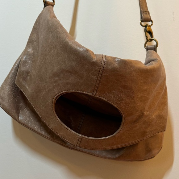 Unique and classy Taupe Hobo bag with convertible strap and kiss lock pocket - Picture 3 of 16